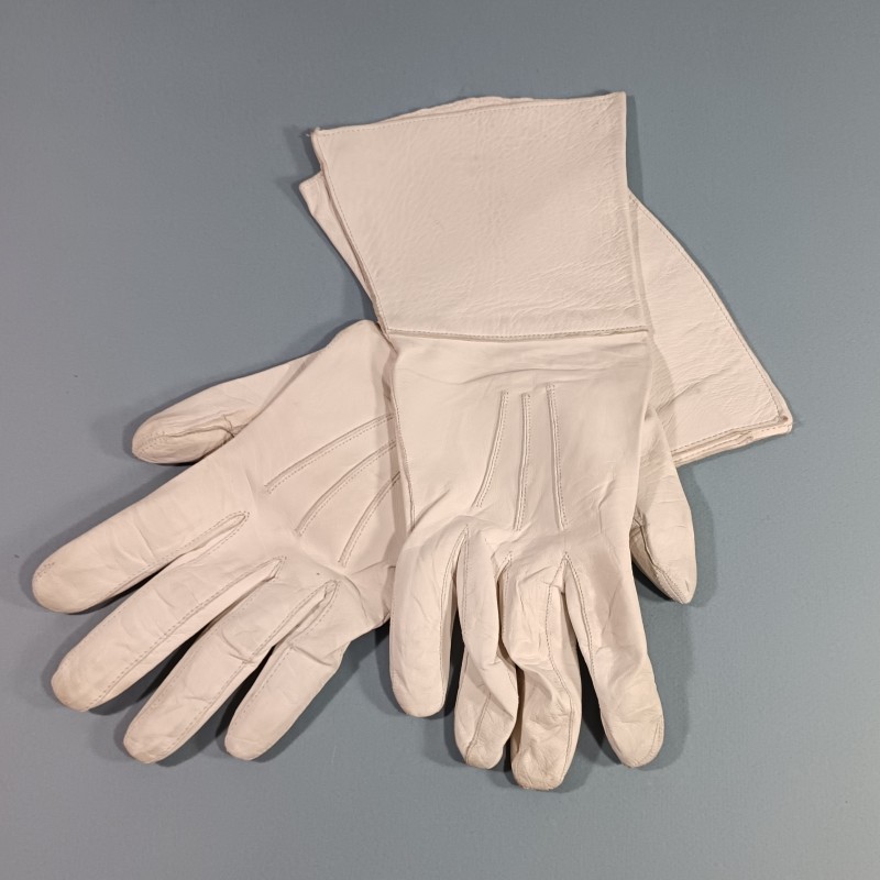 PAIRE DE GANTS CRISPIN EN CUIR BLANC CAVALERIE GENDARMERIE GARDE REPUBLICAINE GARDE AU DRAPEAU SAPEURS TAILLE 8